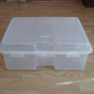 Rubbermaid Storage container